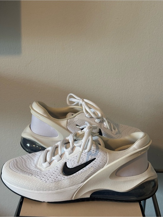 Nike Other - Nike White and Black Running Sneakers with Visible Heel Air